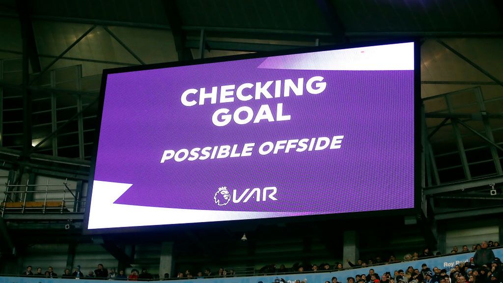 Typy na Premier League Telebim informujący o decyzji VAR