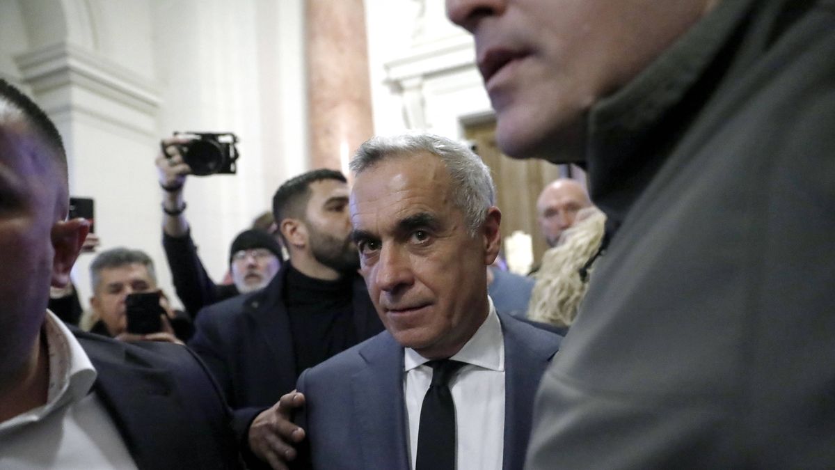 Calin Georgescu challenges in court annulment and resumption of presidential elections
epa11799190 Romanian independent presidential candidate Calin Georgescu (C), who won the first round of the annulled presidential elections, arrives at the Bucharest Court of Appeal in Bucharest, Romania, 30 December 2024. Georgescu filed a lawsuit on 16 December with the High Court of Cassation and Justice (ICCJ) to challenge the Central Electoral Bureau's annulment of the entire electoral process and the resumption of the presidential elections, based on the 06 December ruling by the Romanian Constitutional Court, and pressed charges against a number of prominent political figures in Romania.  EPA/BOGDAN CRISTEL 
Dostawca: PAP/EPA.
BOGDAN CRISTEL
elections, annulment, trial, court