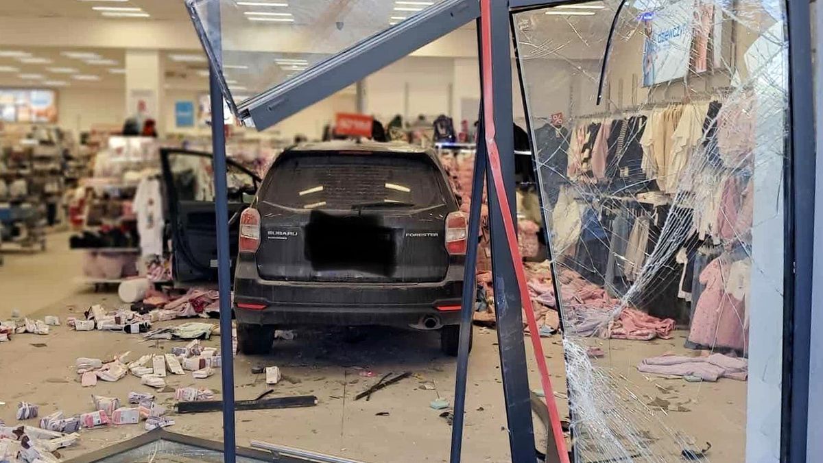 Kierująca wjechała autem do sklepu 