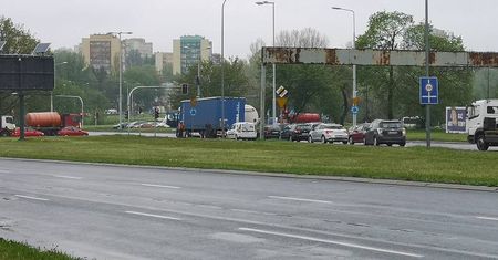 Awaria ciężarówki przed skrzyżowaniem na ul. Mełgiewskiej