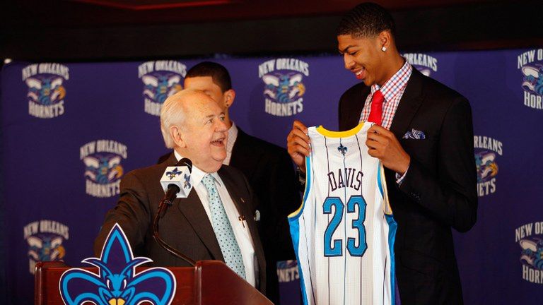 AFP / W 2012 roku Tom Benson wygrał na loterii 19-letniego Anthony'ego Davisa