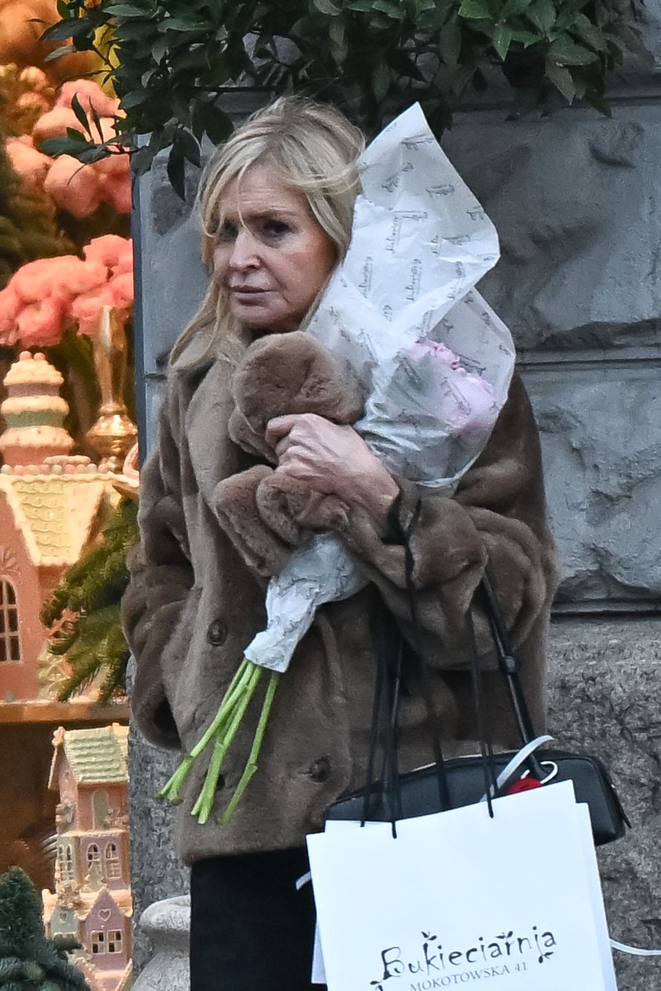 Monika Olejnik w futrze zmaga się z mroźnym wiatrem