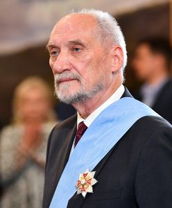 "Wstyd i hańba". Burza po odznaczeniu Macierewicza