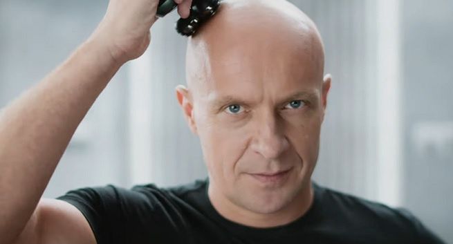 Szymon Marciniak promuje golarkę do głowy