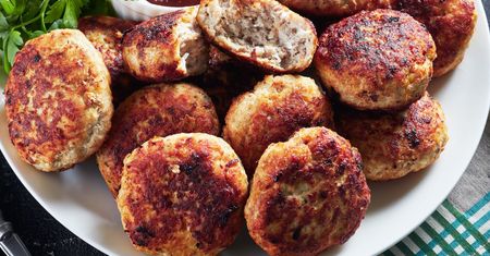 Wystarczy łyżka do masy. Mielone będą delikatne, soczyste, ale z chrupiącą skórką