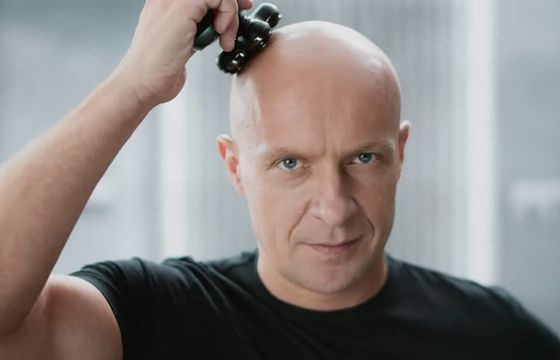 Szymon Marciniak promuje golarkę do głowy