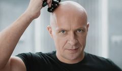 Szymon Marciniak promuje golarkę do głowy