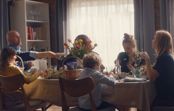 „Dzielmy się tym, co najlepsze” w wielkanocnych reklamach Biedronki (wideo)