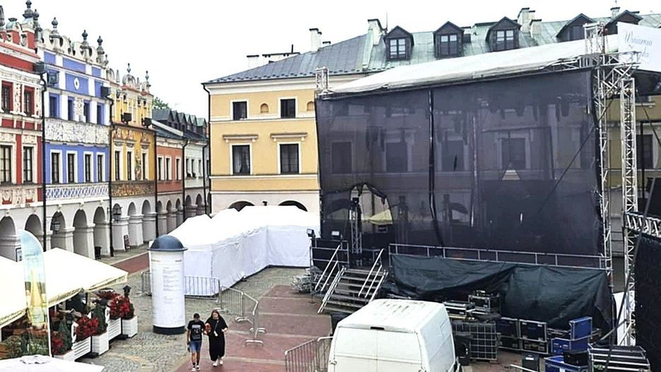 Wielka scena przed staromiejskimi kamienicami na Rynku Wielkim