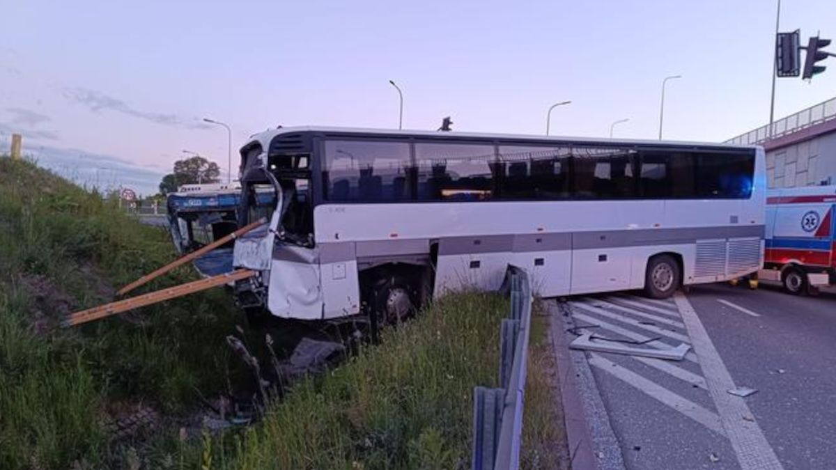 Kierowca zginął w kraksie autobusów.