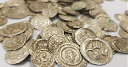 Niezwykłe odkrycie. Brakteaty pamiętają czasy Łokietka