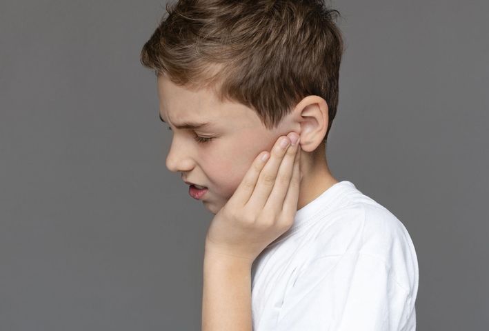 Kłujący ból ucha mogą wywoływać różne choroby i nieprawidłowości. Za dolegliwości odpowiadają najczęściej schorzenia narządu słuchu, ale i patologie dotyczące organów znajdujących się tuż obok.