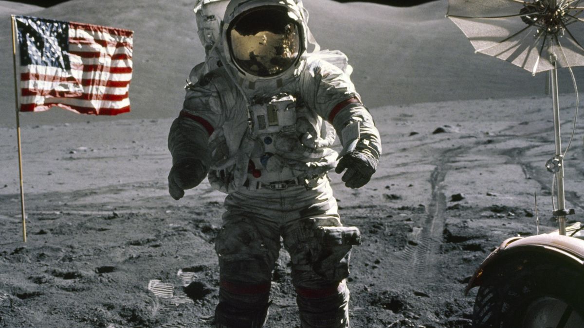 Astronauta Gene Cernan członek załogi Apollo 17 na Księżycu w grudniu 1972