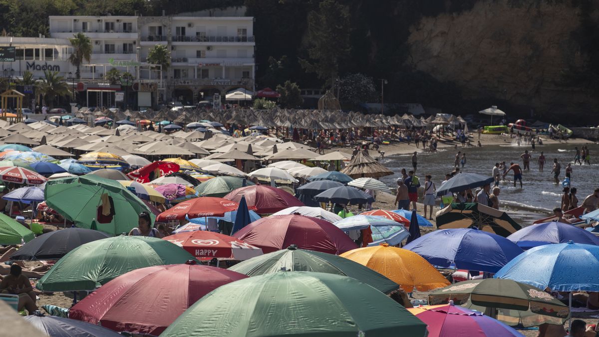 Główna plaża w Ulcinj w Czarnogórze. Tłumy turystów