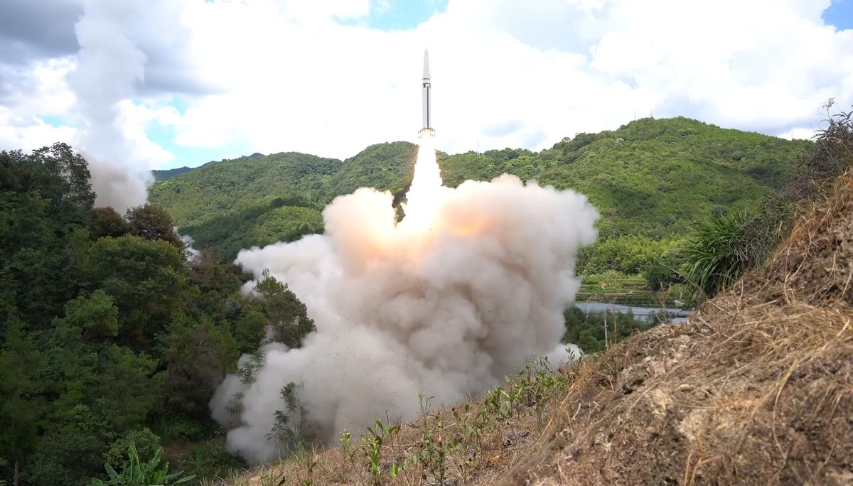 Chiny wystrzeliły rakiety. Ich samoloty naruszyły medianę Cieśniny Tajwańskiej. Tajwan "odpowiednio" reaguje 