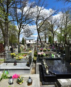 Wracała z cmentarza. Dramatyczne odkrycie w kontenerze