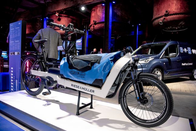 Ford proponuje rozwiązania, w ramach których kurierzy w samochodach współpracują z tymi poruszającymi się pieszo i na specjalnych rowerach (fot. Ford)