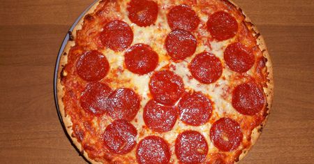 Mała pizza pepperoni na grubym cieście (Pizza Hut)