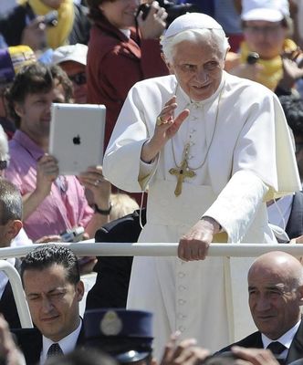 Włochy: Benedykt XVI zmieni przepisy, by przyspieszyć konklawe