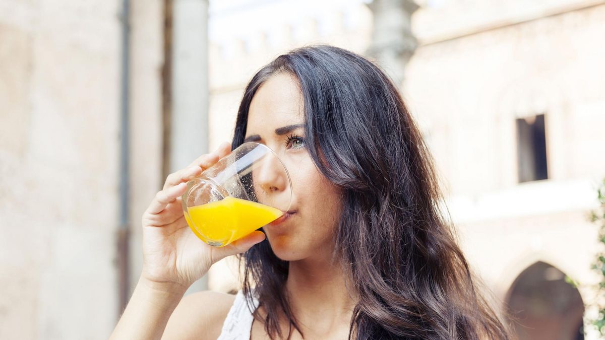 Kobieta pije sok