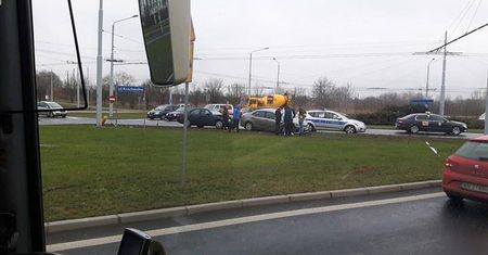 Kolizja na skrzyżowaniu ul. Diamentowej i ul. Krochmalnej (zdjęcia)