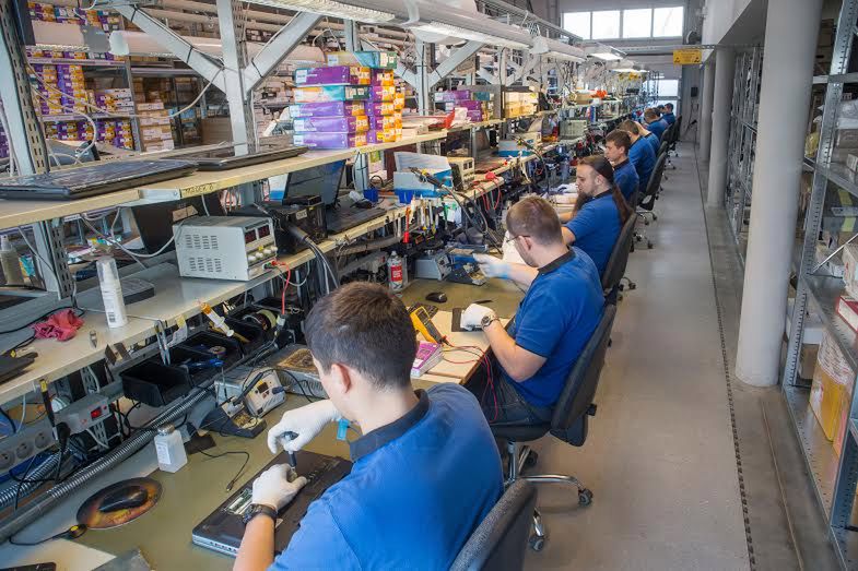 "Kompletnie zielony już po trzech miesiącach może być bardzo dobrym technikiem". Rozmawiamy z naprawalaptopow.pl - najpopularniejszymi mechanikami w Internecie 2