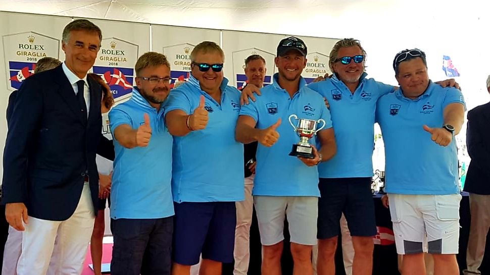 Zdjęcie okładkowe artykułu: Materiały prasowe / Na zdjęciu: Przemysław Tarnacki (z pucharem) z załogą po wygraniu Giraglia Rolex Cup 2018