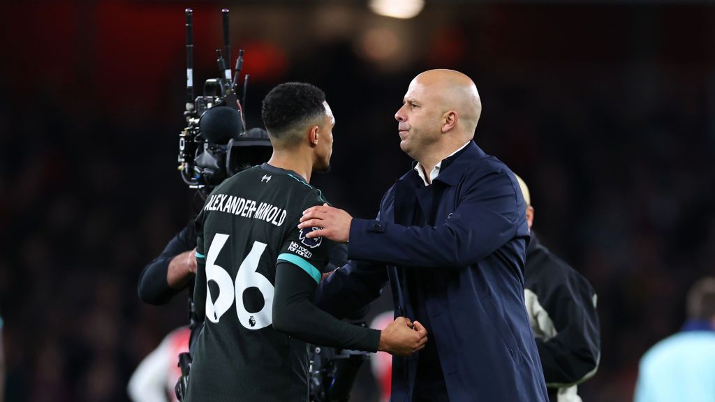 Getty Images /  Robbie Jay Barratt - AMA / Na zdjęciu: Trent Alexander-Arnold i Arne Slot