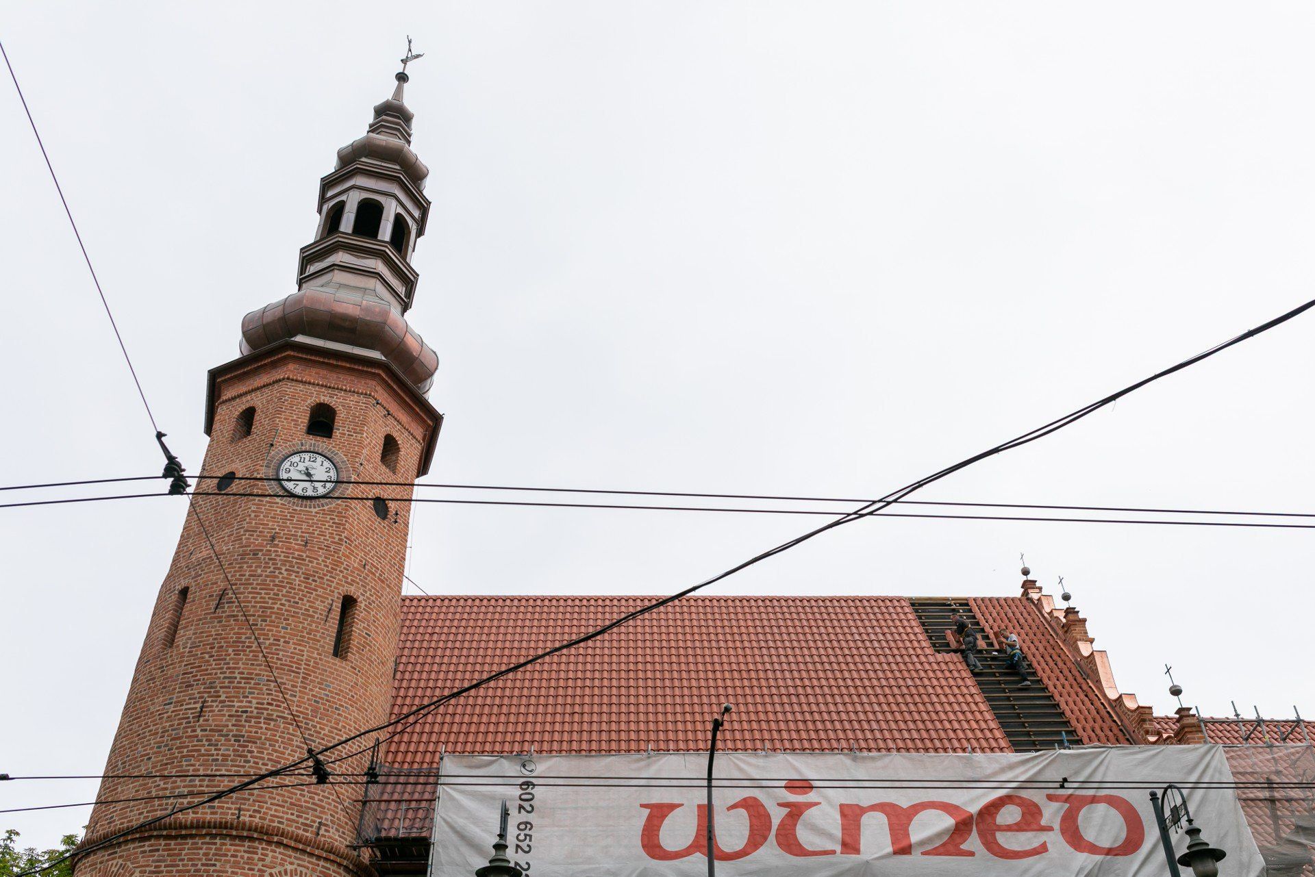 Prace na południowej stronie dachu kościoła klarysek już prawie zostały zakończone