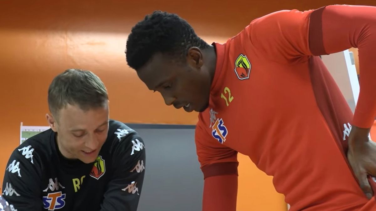 YouTube / JagaTV / Na zdjęciu: Rafał Grzyb przekazuje polecenia taktyczne Godfrey'owi Bitokowi Stephenowi