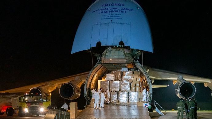 Ogromny samolot AN-124 Rusłan przywiózł do Wrocławia w czwartek wieczorem ogromny ładunek z maseczkami i obuwiem ochronnym