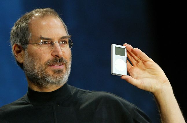 Steve Jobs podczas prezentacji iPoda Mini w 2004 roku