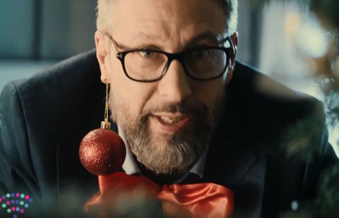 Szymon Majewski reklamuje smart-święta z Plusem