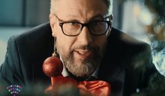 Szymon Majewski reklamuje smart-święta z Plusem