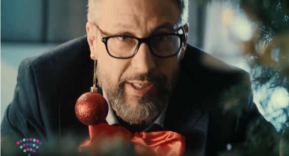 Szymon Majewski reklamuje smart-święta z Plusem