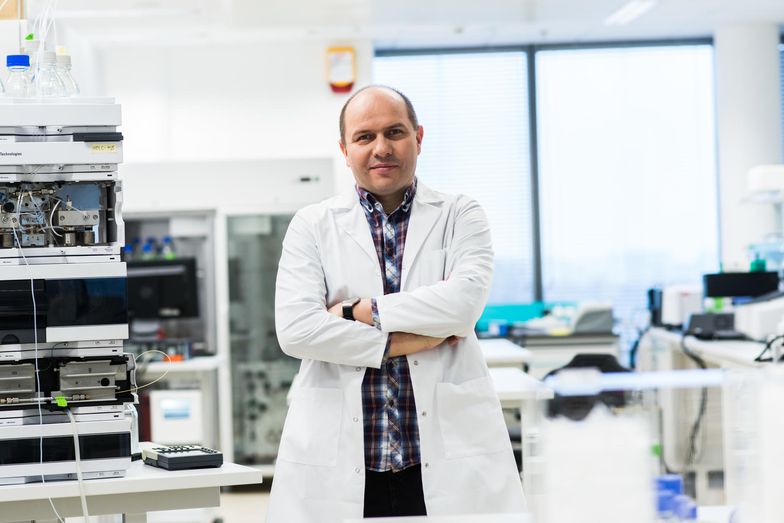 Dr Jacek Jemielity z zespołem opracował lek przeciw nowotworom. Komercjalizacja wynalazku nie była jednak tak prosta.