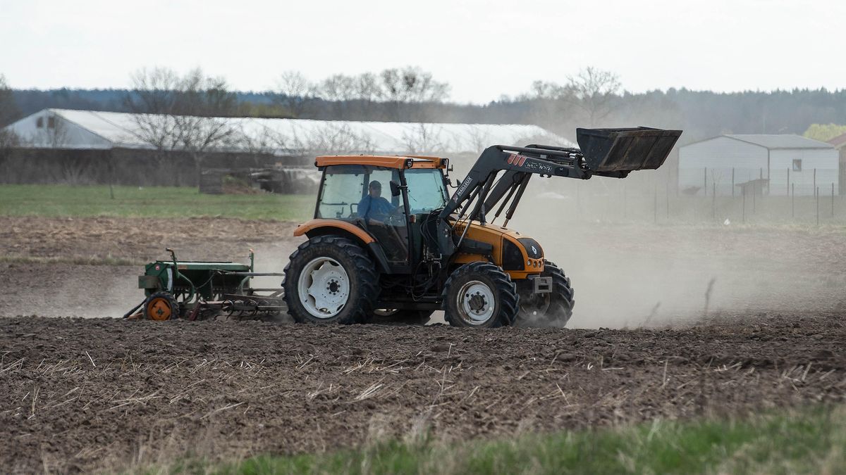 traktor na polu
.