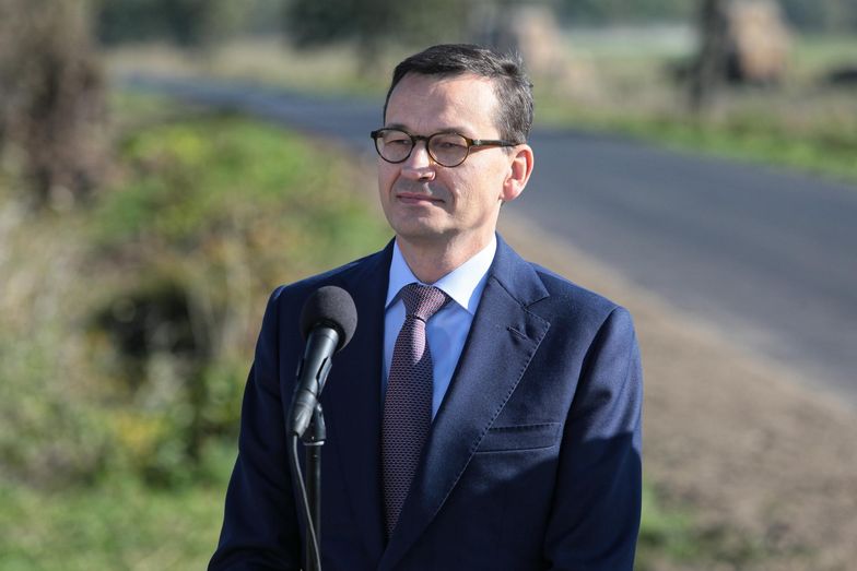 Premier Mateusz Morawiecki na otwarciu nowej drogi powiatowej Zaliszcze-Podedwórze.