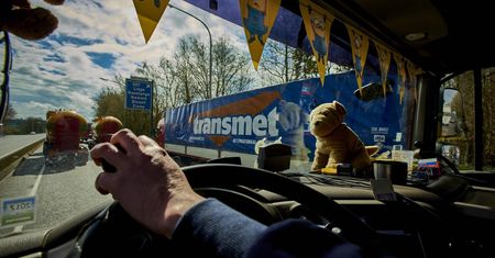 W domu jest gościem, ale przynosi co miesiąc nawet 8 tysięcy. Tak zarabia facet za fajerą wielkiego TIR-a