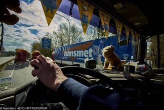 W domu jest gościem, ale przynosi co miesiąc nawet 8 tysięcy. Tak zarabia facet za fajerą wielkiego TIR-a