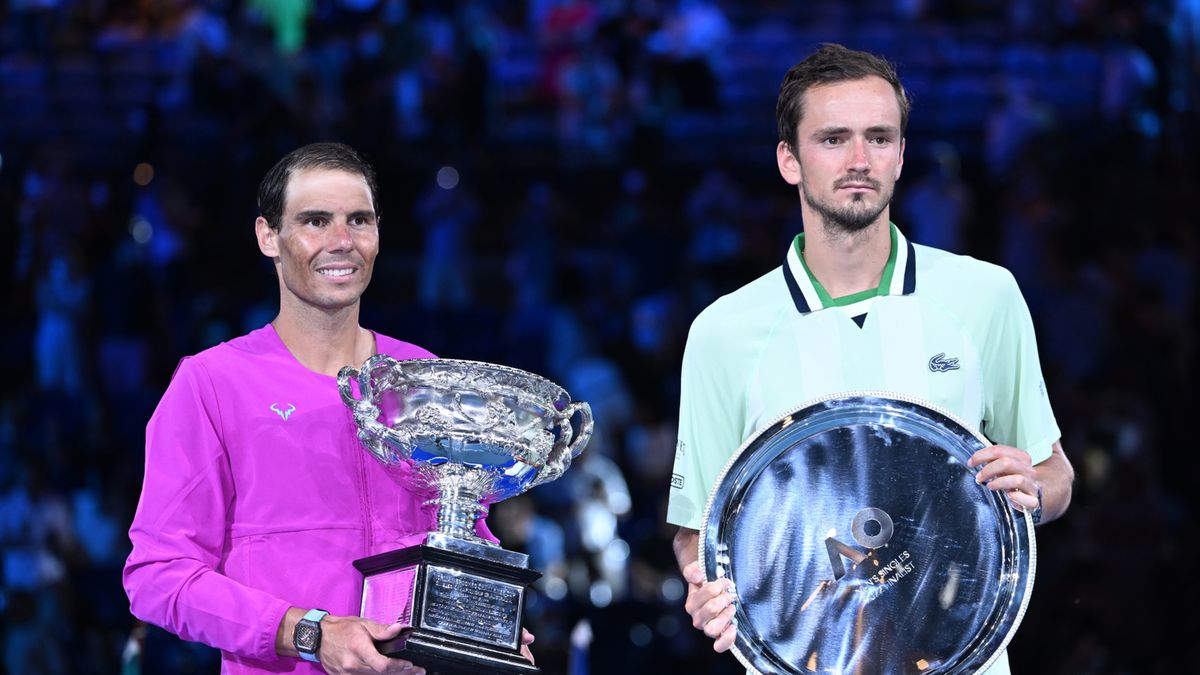 Zdjęcie okładkowe artykułu: PAP/EPA / DEAN LEWINS / Na zdjęciu: Rafael Nadal i Danił Miedwiediew (z prawej), mistrz i finalista Australian Open 2022