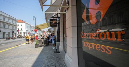 Carrefour kończy z klubami czytelnika. Franczyzobiorcy nie chcą omijać zakazu handlu w niedziele