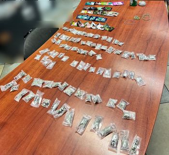 Ogromna partia narkotyków w aucie na Bemowie! 28-latek wpadł z całym arsenałem – od kokainy po LSD