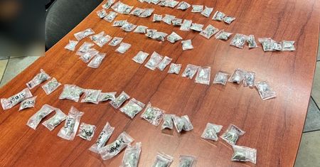Ogromna partia narkotyków w aucie na Bemowie! 28-latek wpadł z całym arsenałem – od kokainy po LSD
