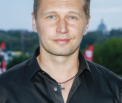 Co za przemiana! Michał Chorosiński w długich lokach na premierze filmu Rydzyka