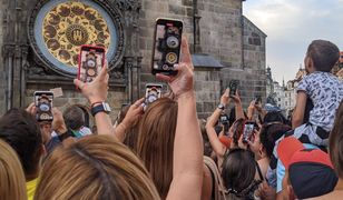 Tłumy turystów w Pradze. "Przed pełną godziną wszyscy gnają w jedno miejsce"