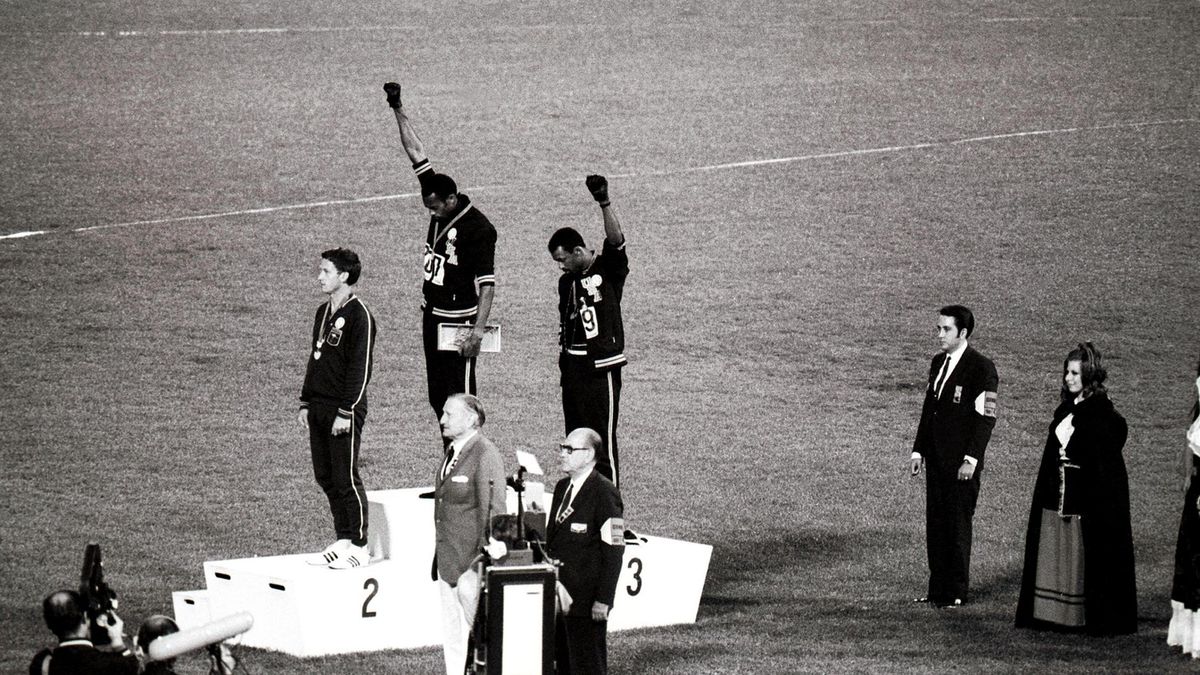 Podium biegu na 200 m podczas IO w 1968 roku Tommie Smith i John Carlos zaprotestowali przeciwko segregacji rasowej