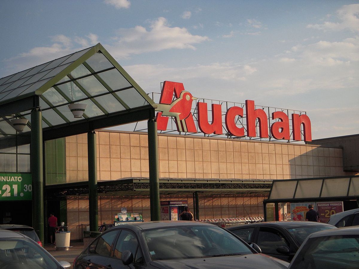 Auchan wprowadza do oferty markową odzież używaną. Ceny zaskakują.