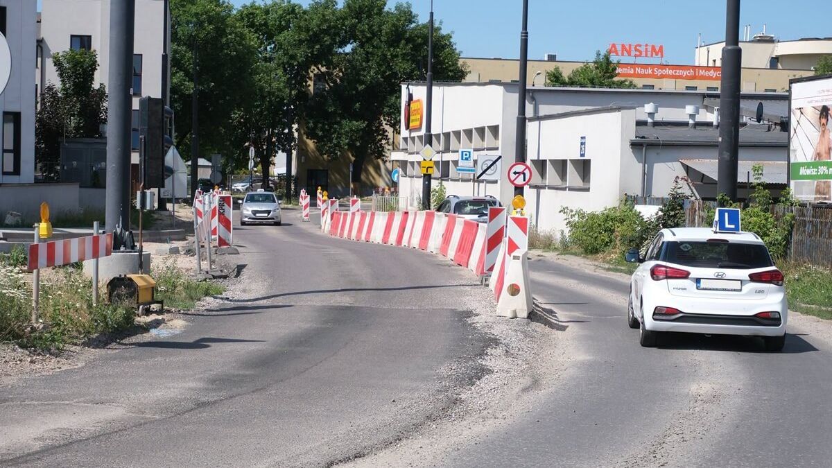 Remontowany odcinek ul. Zamojskiej przy Biedronce
