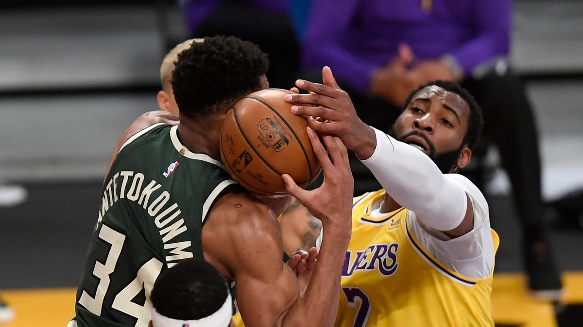 Getty Images / Kevork Djansezian / Na zdjęciu: Giannis Antetokounmpo (z lewej) i Andre Drummond 